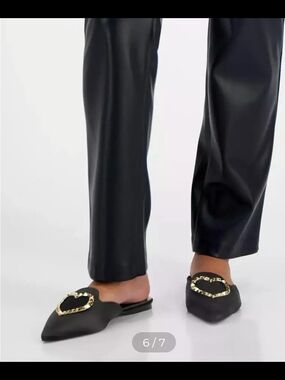 AAJ By Aminah

Women's Aviva Heart Mule Flats